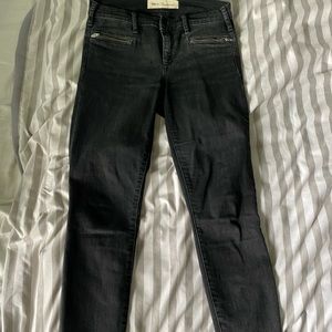Black Gap Skinny Jeans with zipper pockets
